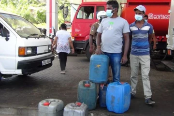 மலையகத்தில் நீண்ட வரிசையில் காத்திருக்கும் மக்கள்: கட்டுப்பாடுகளுடன் வழங்கப்படும் எரிபொருள்(Photos)