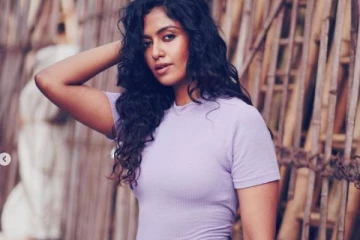 கடற்கரையில் இப்படியொரு ஆடையில் போட்டோஷூட்!! வாய்ப்பிளக்க வைக்கும் சீரியல் நடிகை ரோஷினி..