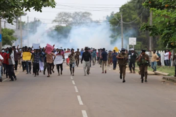 முல்லைத்தீவில் பதற்றம்! வீதித்தடை உடைப்பு - போராட்டக்காரர்கள் மீது கண்ணீர்ப்புகை பிரயோகம் (Video)