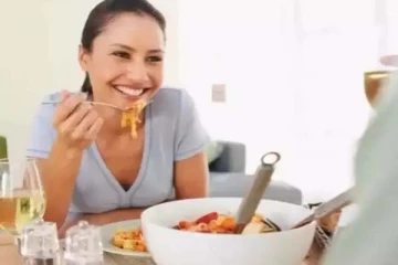 உணவை வேகமாக சாப்பிட்டால் என்னென்ன பிரச்சனைகள் ஏற்படும்? எச்சரிக்கை தகவல்