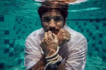 நீருக்கடியில் கைகட்டப்பட்ட நிலையில் கௌதம் கார்த்திக்.. என்ன ஆனது?