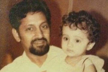 இந்த புகைப்படத்தில் இருக்கும் டாப் நடிகை யார் தெரியுமா.. தெரிஞ்சா ஷாக் ஆகிடுவீங்க