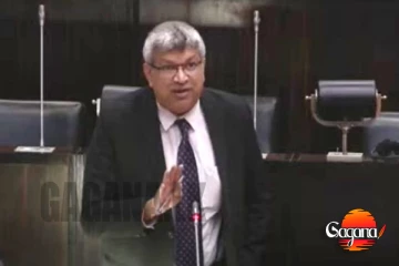 විපක්ෂයේ ඉන්න අංකල්ලා වගේ වෙන්නෙපා ගැලරියේ සිටි සිසුන්ට අධිකරණ ඇමති කියපු දේ