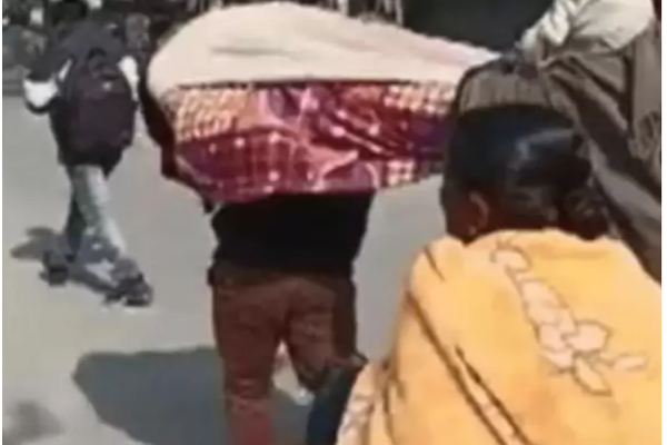 40கிலோ மீட்டர் தாயின் உடலை சுமந்து சென்ற மகன் - திடுக்கிடும் வீடியோ! | Son Carried Mother Body 40 Kilometers West Bengal 40கிலோ மீட்டர் தாயின் உடலை சுமந்து சென்ற மகன் - திடுக்கிடும் வீடியோ! | Son Carried Mother Body 40 Kilometers West Bengal