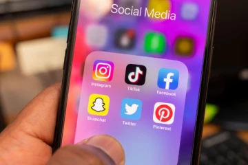 ටික් - ටොක්, Facebook අත්හිටුවයි..දුරකථන සන්නාම රැසකුත් නර කළ හැටි මෙන්න..(Samsung සහ Apple).