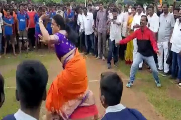 "கபடி...கபடி” -  இளைஞர்களுடன் மல்லுக்கட்டிய நடிகை ரோஜா