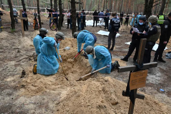 கிராமமொன்றில் மக்கள் துன்புறுத்தப்பட்டு புதைக்கப்பட்ட கொடூரம்.. ரஷ்யாவின் கோரச் செயல் | Ukraine People Tortured And Buried In A Village