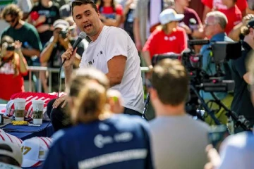 ஜனாதிபதி ட்ரம்பிற்கு நெருக்கமான பிரபலம் துப்பாக்கியால் சுட்டு படுகொலை