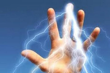 மின்னல் தாக்கியதில் சாரதி ஒருவர் பரிதாபமாக உயிரிழப்பு