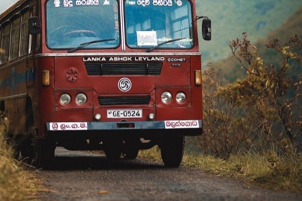 1000 அடி பள்ளத்தில் பாயவிருந்த பஸ்; சாரதியின் சாதுரியத்தால் தப்பிய பயணிகளின் உயிர்கள் ! | Badulla Bus Driver Saves Lives Of 14 Passengers