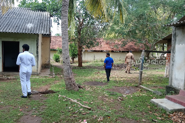 வவுனியாவில் புலமைப்பரிசில் பரீட்சை நிலையங்களில் திடீர் சோதனை (Photos) | Raid Scholarship Examination Centers In Vavuniya