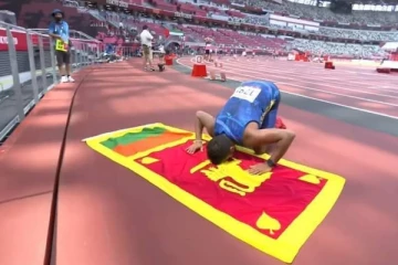 வரலாற்றில் இடம்பிடித்த இலங்கை வீரர் -  குவியும் வாழ்த்துக்கள்