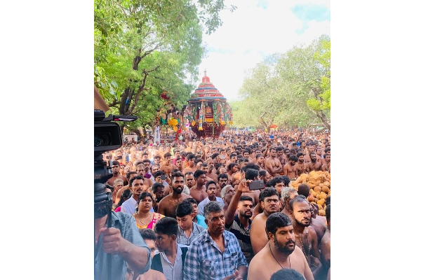 வரலாற்று சிறப்பு மிக்க யாழ் செல்வ சந்நிதி ஆலயத்தில்  இன்று மிக சிறப்பாக இடம்பெற்ற தேர்த்திருவிழா (Photos) | Jaffna Selva Sannidhi Temple Festival
