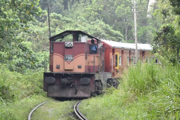 மலையகத்துக்கான ரயில் சேவைகள் தொடர்ந்து பாதிப்பு | Train Services To The Hills Continue Be Affected