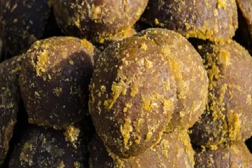 கடை ஒன்றில் வெல்லம் வாங்கிய பெண்ணுக்கு காத்திருந்த அதிர்ச்சி