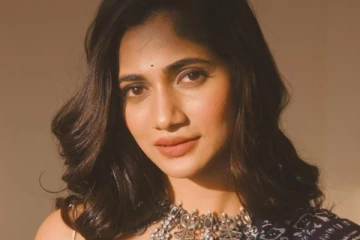 விளம்பரத்திற்காக இப்படியிறங்கிய லாஸ்லியா.. ஷாக்காகும் ரசிகர்கள்..