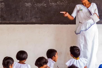 அரச வங்கிக் கிளைகளிலிருந்து பண மோசடி செய்த ஓய்வு பெற்ற ஆசிரியை!