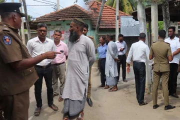 முல்லைத்தீவில் போக்குவரத்திற்கு இடையூறு விளைவிக்கும் செயற்பாடுகள்: பொலிஸார் நடவடிக்கை (Photos)