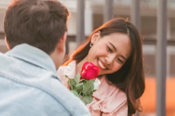 மன அழுத்தத்தை குறைக்க கட்டணம் வசூலித்து கட்டிப்பிடிக்கும் பெண்கள்; புது ட்ரெண்ட்!