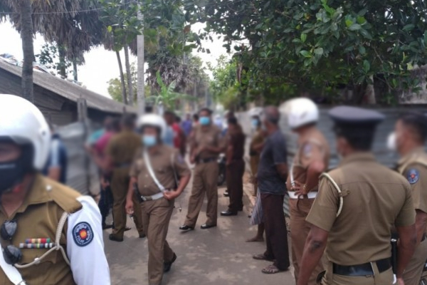 விடுதியொன்றுக்குள் சிக்கிய பெண்கள் - சுற்றிவளைத்த பொலிஸார் | Women Trapped Inside A Hostel Surrounded By Police விடுதியொன்றுக்குள் சிக்கிய பெண்கள் - சுற்றிவளைத்த பொலிஸார் | Women Trapped Inside A Hostel Surrounded By Police