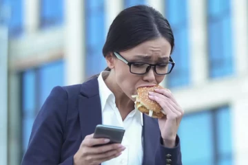 உணவை வேக வேகமா சாப்பிடுறீங்களா? அப்ப உங்கள் உடலில் இந்த பிரச்சனை கண்டிப்பா வருமாம்...உஷார்!