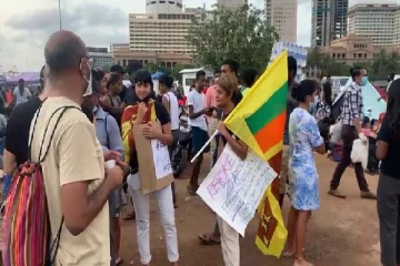 கொழும்பு காலிமுகத்திடல் போராட்டத்தில் களமிறங்கிய இலங்கை கிரிக்கட் ஜாம்பவானின் மனைவி (VIDEO)