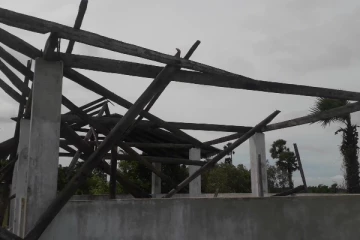 கடும் காற்றினால் பல வீடுகள் சேதம்