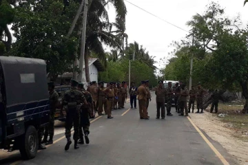 யாழ்.ஏழாலையில்  வீடொன்று முற்றுகை; சிக்கிய பெரும் தொகை பணம்