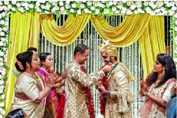 காதலனை கரம்பிடித்த காதலன்; கோலாகலமாக இடம்பெற்ற திருமணம்(Photos)