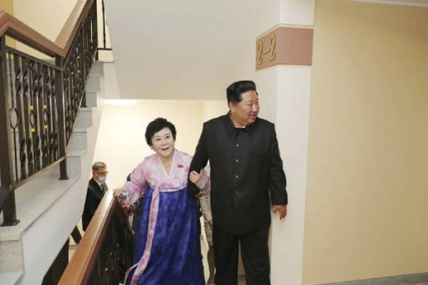 பெண் செய்தியாளருக்கு திடீரென இன்ப அதிர்ச்சி கொடுத்த வடகொரிய அதிபர்! | Surprise Gift Kim Jong Un Ri Chun Hee Bungalow பெண் செய்தியாளருக்கு திடீரென இன்ப அதிர்ச்சி கொடுத்த வடகொரிய அதிபர்! | Surprise Gift Kim Jong Un Ri Chun Hee Bungalow