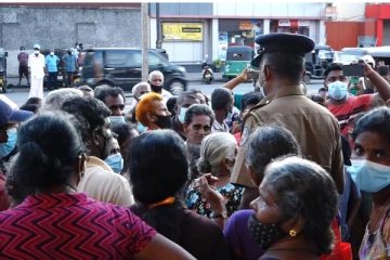 நீண்ட நேரம் காத்திருந்தும் எரிபொருள் இன்மையால் வீதிக்கிறங்கிய மக்கள் (Video)