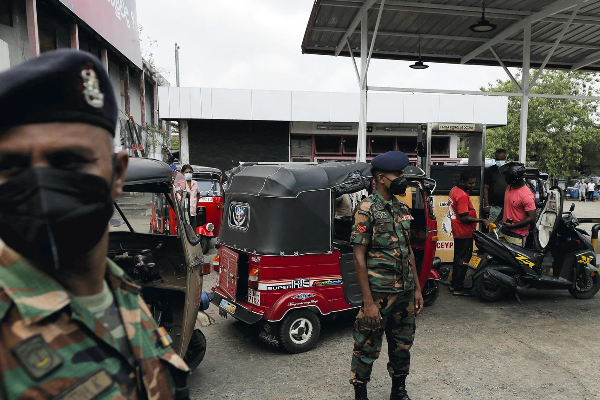 எரிபொருள் நிரப்பு நிலையங்களில் இராணுவப் பாதுகாப்பு வேண்டி அரசாங்கத்திடம் கோரிக்கை! | Government Military Security At Fuel Stations