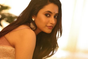 சேலையில் ஹாட் & கியூட் பிரியங்கா மோகன்.. அழகிய ஸ்டில்கள்