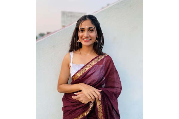 கிளாமர் ஆடை அணிந்து திருமணத்திற்கு வந்த லாஸ்லியா.. வாயடைத்து போன ரசிகர்கள் | Losliya Glamour Dress