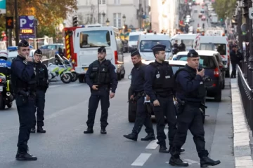 பிரான்ஸில் ஆயுததாரியால் 3 பொலிஸ் அதிகாரிகளுக்கு காத்திருந்த அதிர்ச்சி