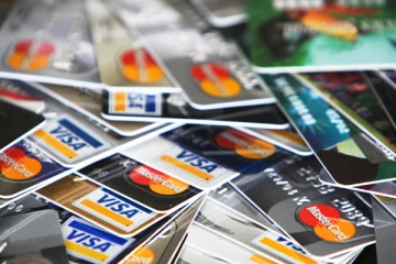 ක්‍රෙඩිට් කාඩ්පත් 62000ක් අවලංගු කරයි..හදිසියේ බැංකු ගත් තීරණය මෙන්න.