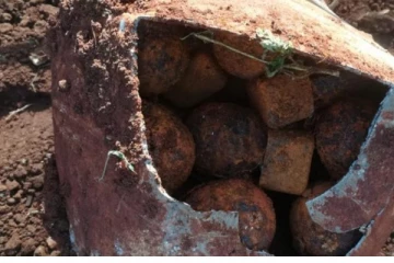 வவுனியா பகுதியில் முட்டி ஒன்றினுள் கைக்குண்டுகள்