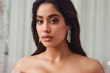 ஒட்டு மொத்த ரசிகர்களையும் கலங்கடித்த ஸ்ரீதேவி மகன் ஜான்வி உடை.. என்ன ஸ்டைல்ப்பா