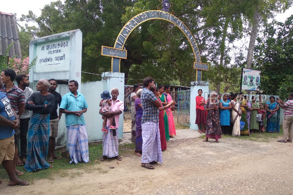 யாழில் பாடசாலை நுழைவாயிலை மறித்து பெற்றோர் எதிர்ப்புப் போராட்டம்! | Jaffna Varany School Student Protest Principal Sl