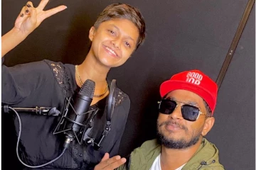 "මගේ ප්රථම පෙම්වතිය මගේ ගීත අහන්න අප්පිරියයි කිව්වා.." "එයා හිටියා නම් අද මම ගායකයෙක් වෙන්නේ නැහැ.." මැණිකේ මගේ හිතේ ගීතයේ මුල් අයිතිකරු කියයි..(PHOTOS)