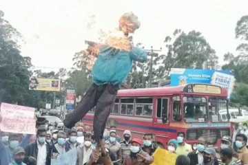 நுவரெலியாவில் விவசாயிகள் போராட்டம் - மகிந்தானந்த அளுத்கமகேவின் கொடும்பாவியும் எரிப்பு