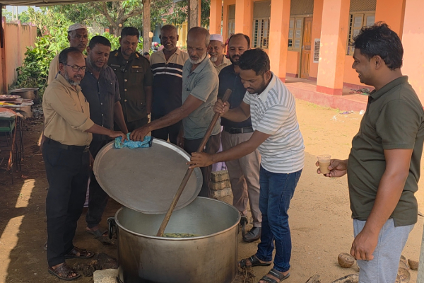 உடைந்த மாவிலாறு அணை: பாதிக்கப்பட்ட மக்கள்: தொடரும் மீட்பு பணி | Mavil Aru Reservoir Bund Breached In Many Places உடைந்த மாவிலாறு அணை: பாதிக்கப்பட்ட மக்கள்: தொடரும் மீட்பு பணி | Mavil Aru Reservoir Bund Breached In Many Places