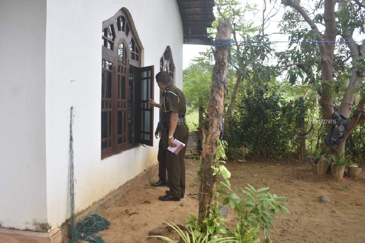 தொடர் சம்பவங்களால் அதிர்ந்த தமிழர் பிரதேசம் ; மோப்ப நாய்களுடன் களத்தில் பொலிஸார்! | Spate Of Robberies In Trincomalee Police Deployed