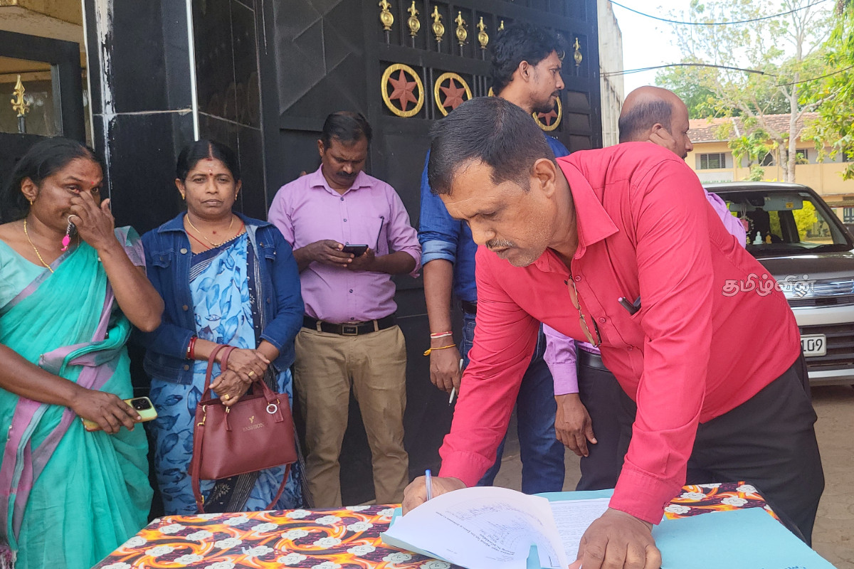 ஆசிரியர்களின் பல்வேறுபட்ட பிரச்சினைகளுக்கு தீர்வுக் கோரி வவுனியாவில் கையெழுத்து போராட்டம் | Signature Protest In Vavuniya ஆசிரியர்களின் பல்வேறுபட்ட பிரச்சினைகளுக்கு தீர்வுக் கோரி வவுனியாவில் கையெழுத்து போராட்டம் | Signature Protest In Vavuniya