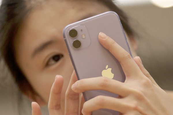 China bans iPhone use