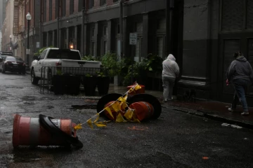 அமெரிக்காவில் இருளில் மூழ்கிய 750,000க்கும் வீடுகள்!