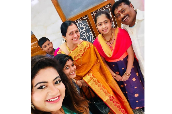 தேவயானியின் மகளா இது? அம்மாவையும் மிஞ்சிய பேரழகு.... அடையாளம் தெரியாமல் மாறி எப்படி இருக்கின்றார்? | Actress Devayani Family Pc