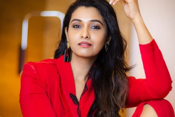 பிரியா பவானி சங்கரா இது? ரெட் உடையில் அப்படி ஒரு போஸ்