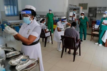 வவுனியாவில் இரண்டு தடுப்பூசி ஏற்றுவதில் தாமதம்: கேள்வி எழுப்பிய மக்கள்