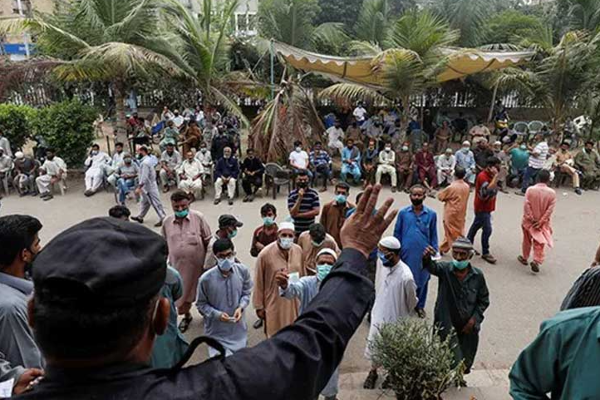 தடுப்பூசி செலுத்திக்கொள்ளாவிட்டால் செல்போன் இணைப்பு துண்டிக்கப்படும் - பாகிஸ்தான் அரசு அதிரடி! | Pakistan Government Covid 19